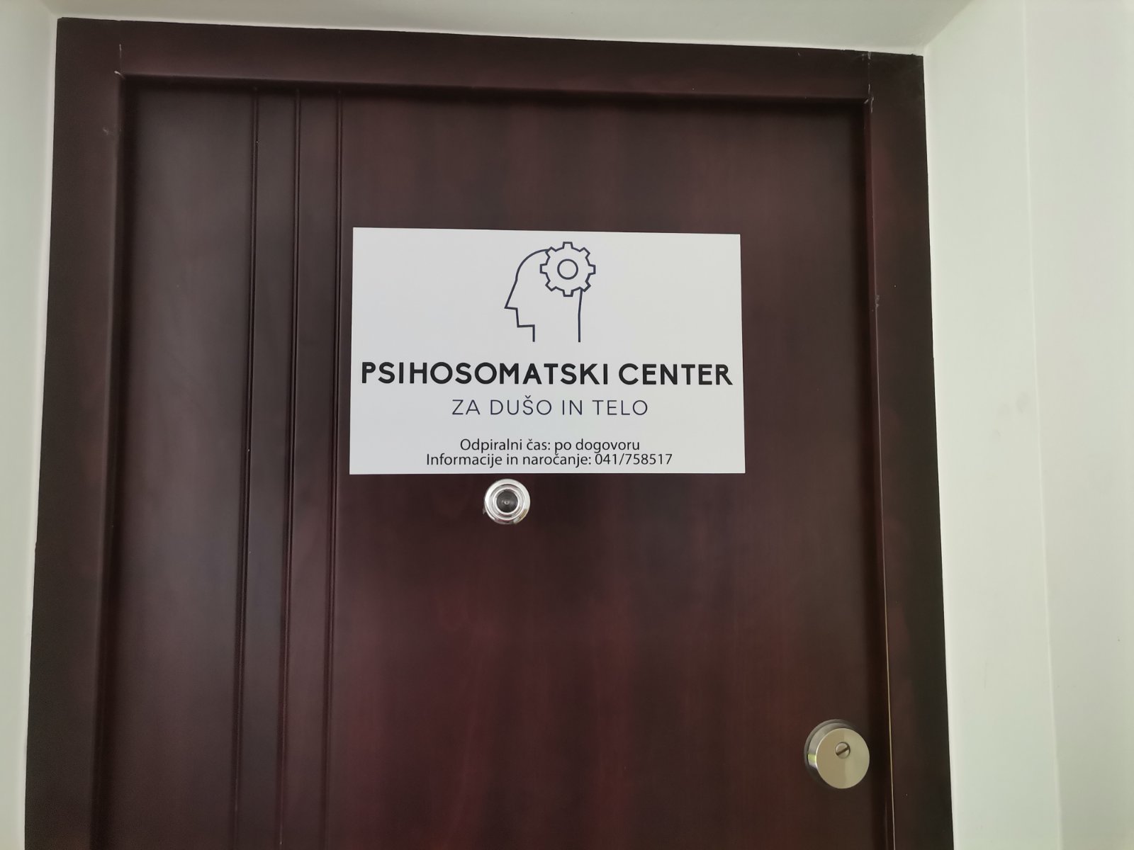 Vhod v prostor Psihosomatskega centra